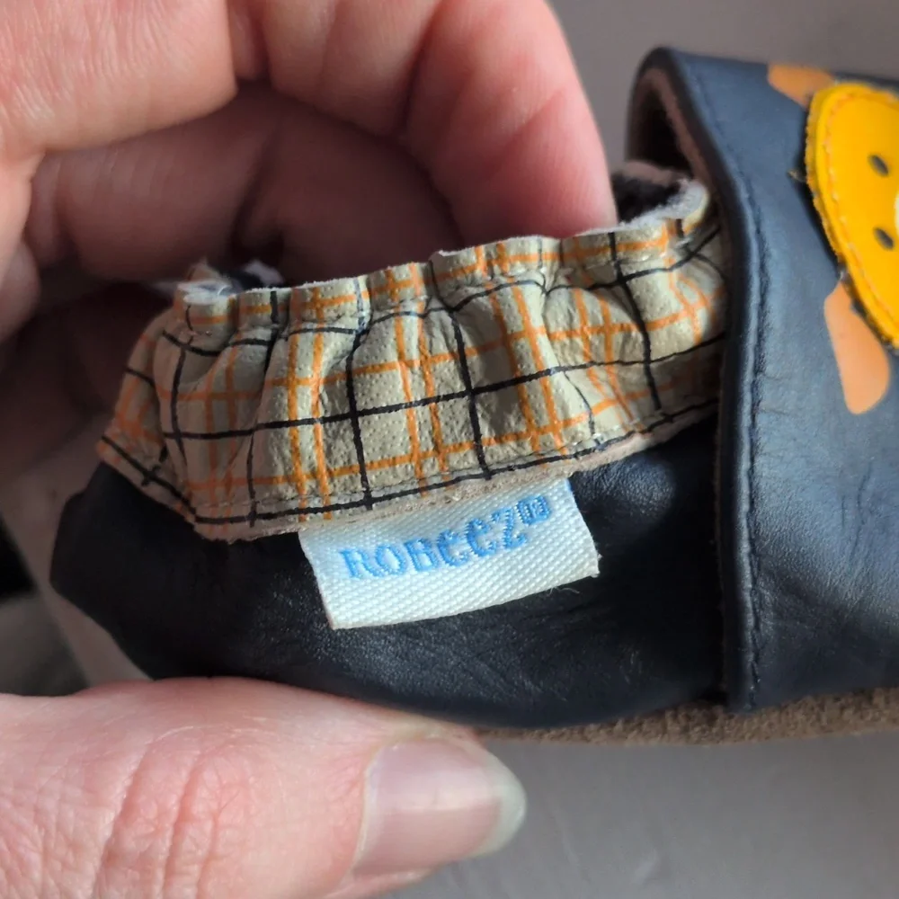Robeez leather baby shoes 0-6mo